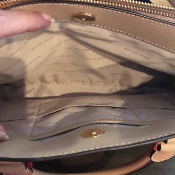 Gorgeous camel colored Michael Kors shoulder bag. - Picture 4 of 8